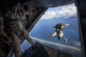 militray-men-sky-diving-128880